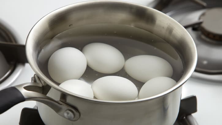 آب پز کردن تخم مرغ
