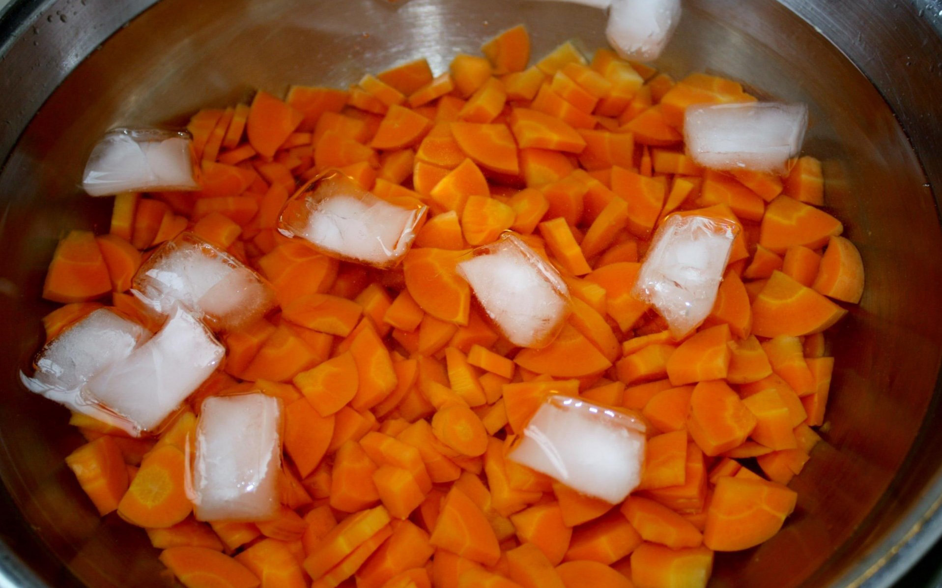 بلانچ کردن ذرت و هویج 