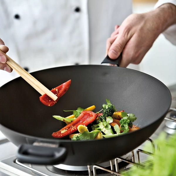چگونه تجهیزات آشپزخانه صنعتی بر روی کیفیت غذا تأثیر می گذارند؟