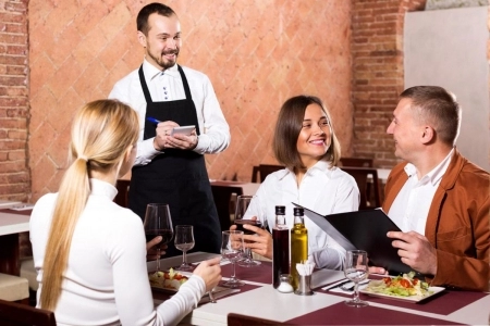 عوامل موثر بر جذب و رضایت مشتریان رستوران